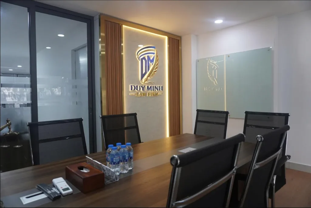Phòng họp với logo Duy Minh Law Firm tại văn phòng Công ty Luật TNHH Duy Minh